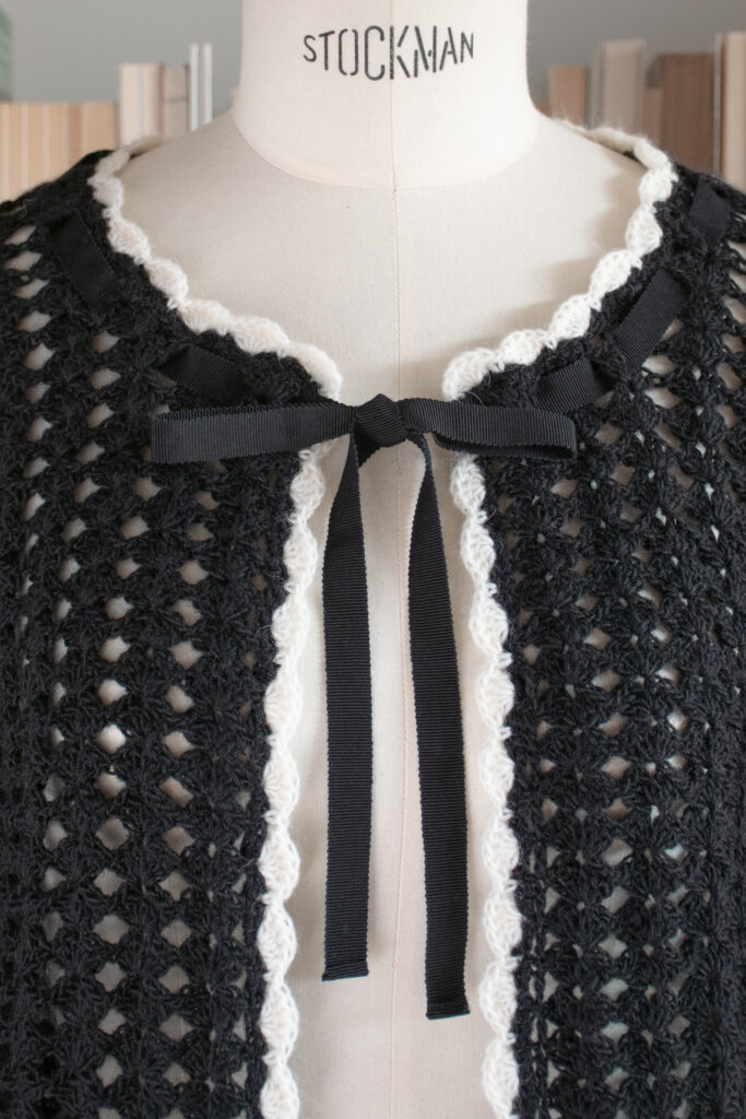 rubino-gaeta-cardigancorto-crochet-neropanna-03