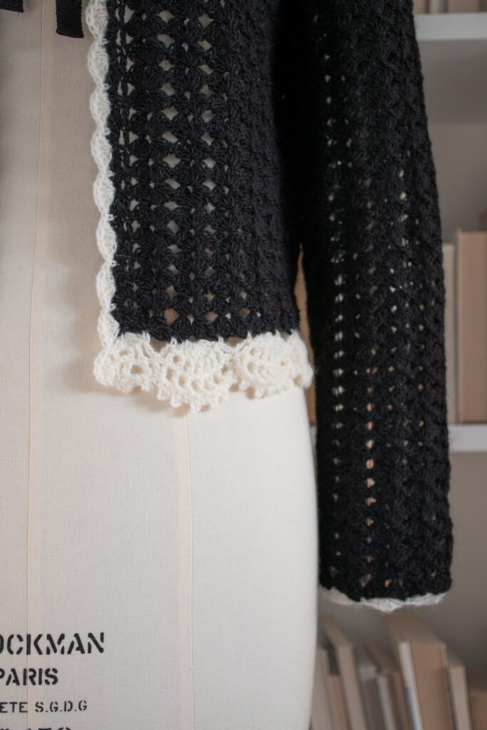 rubino-gaeta-cardigancorto-crochet-neropanna-04