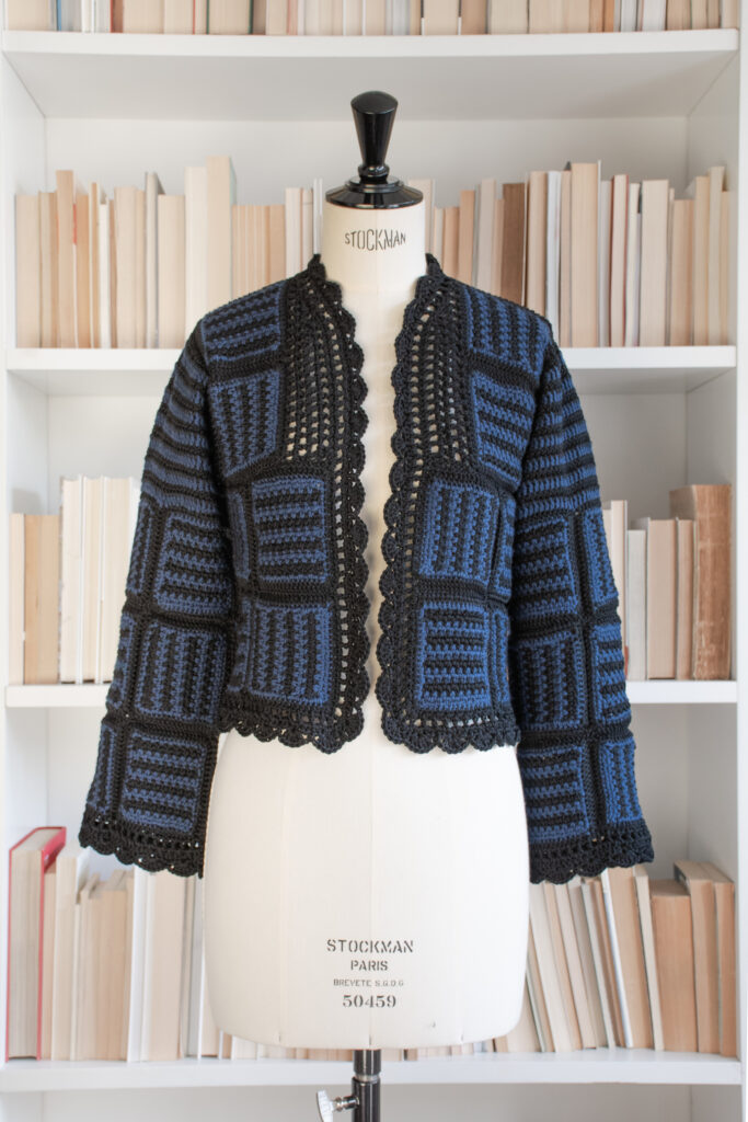 rubino-gaeta-cardigancorto-crochet-patchwork-neroblu-01