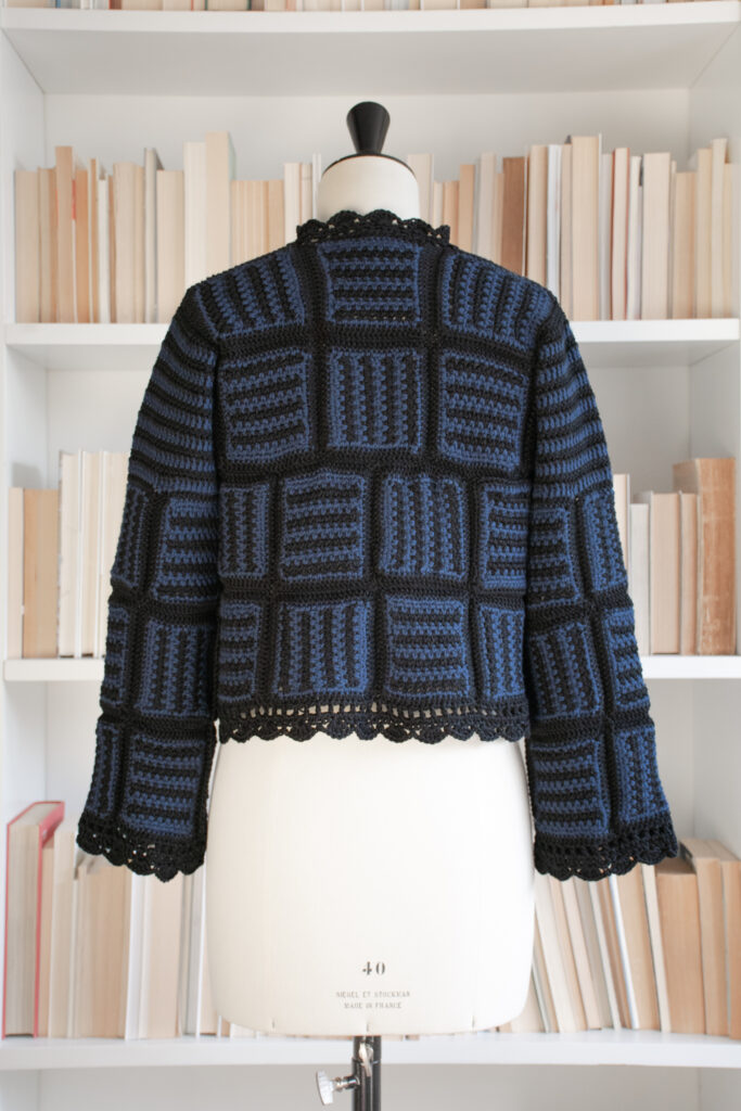 rubino-gaeta-cardigancorto-crochet-patchwork-neroblu-02