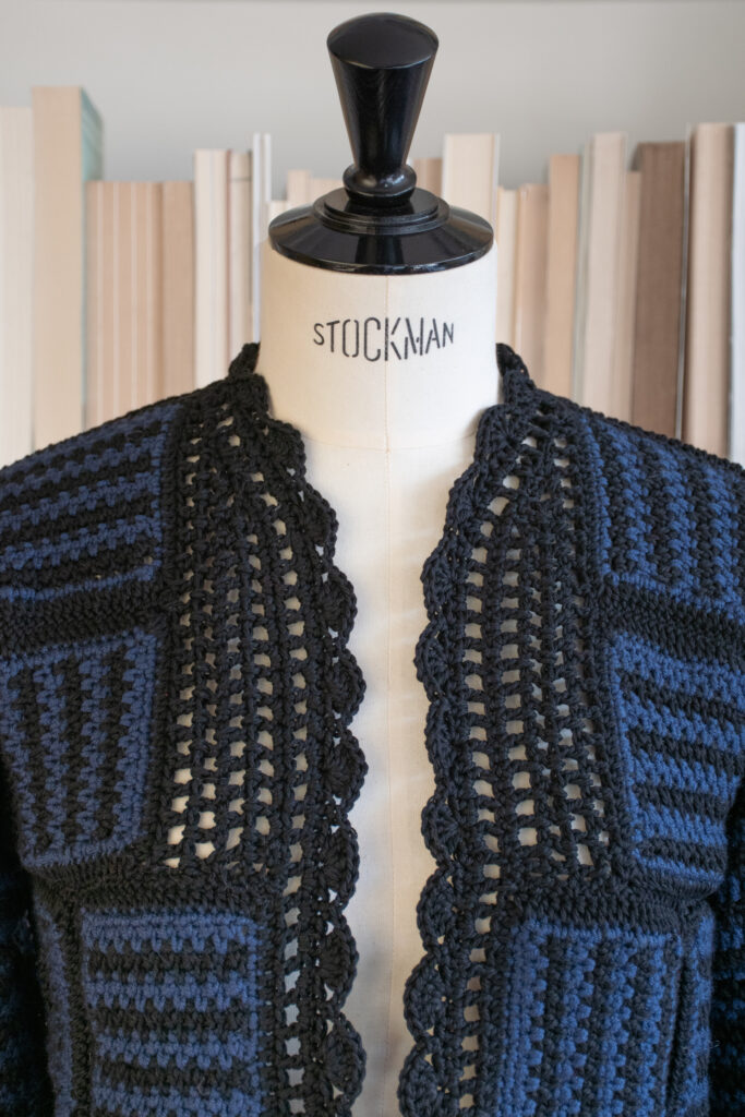 rubino-gaeta-cardigancorto-crochet-patchwork-neroblu-03