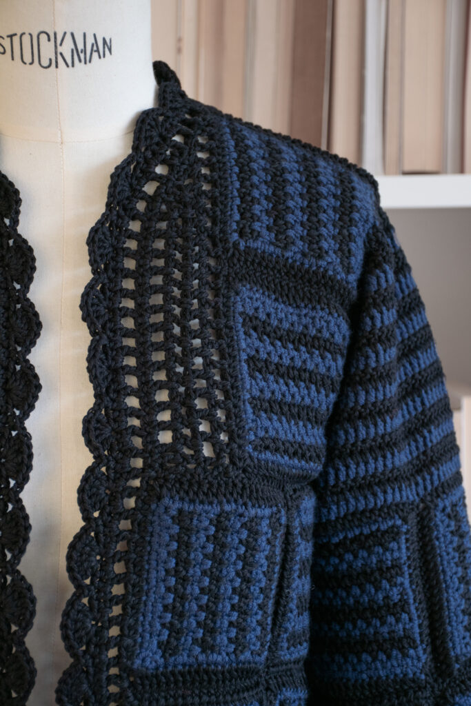 rubino-gaeta-cardigancorto-crochet-patchwork-neroblu-04