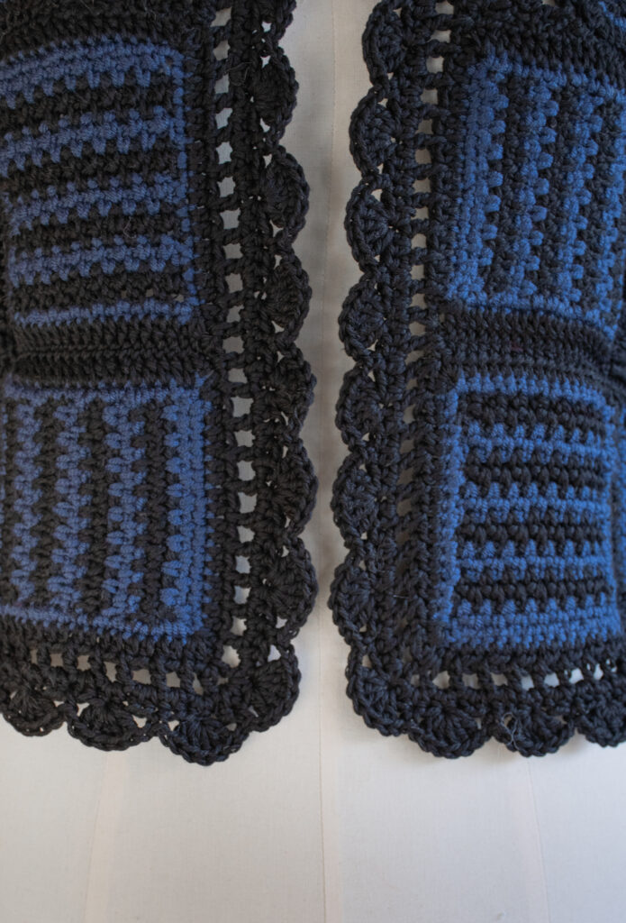 rubino-gaeta-cardigancorto-crochet-patchwork-neroblu-05