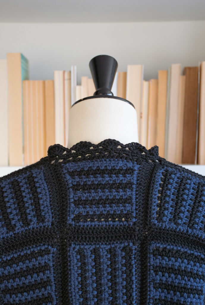 rubino-gaeta-cardigancorto-crochet-patchwork-neroblu-06