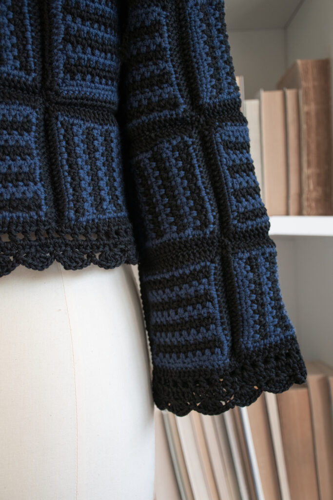 rubino-gaeta-cardigancorto-crochet-patchwork-neroblu-07