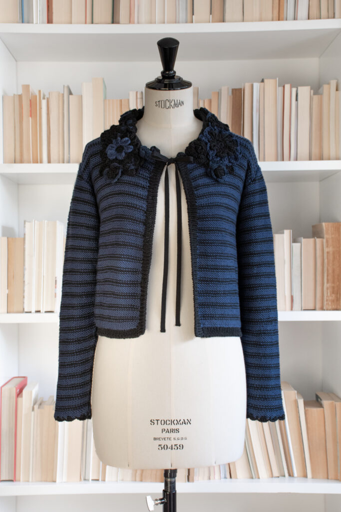 rubino-gaeta-cardigancorto-fioricrochet-neroblu-01