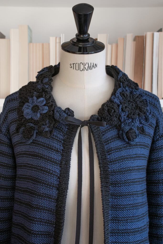 rubino-gaeta-cardigancorto-fioricrochet-neroblu-03