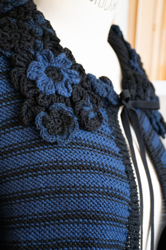 rubino-gaeta-cardigancorto-fioricrochet-neroblu-04