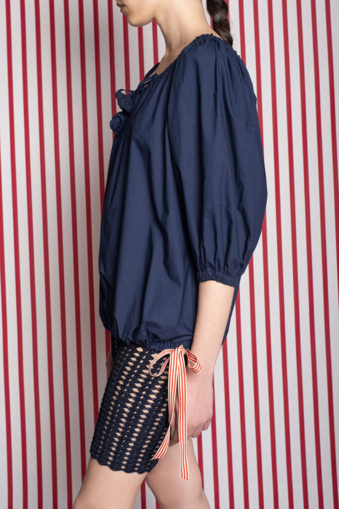 rubino-gaeta-camiciascollata-arricciata-taffetà-blu-fioricrochet-03