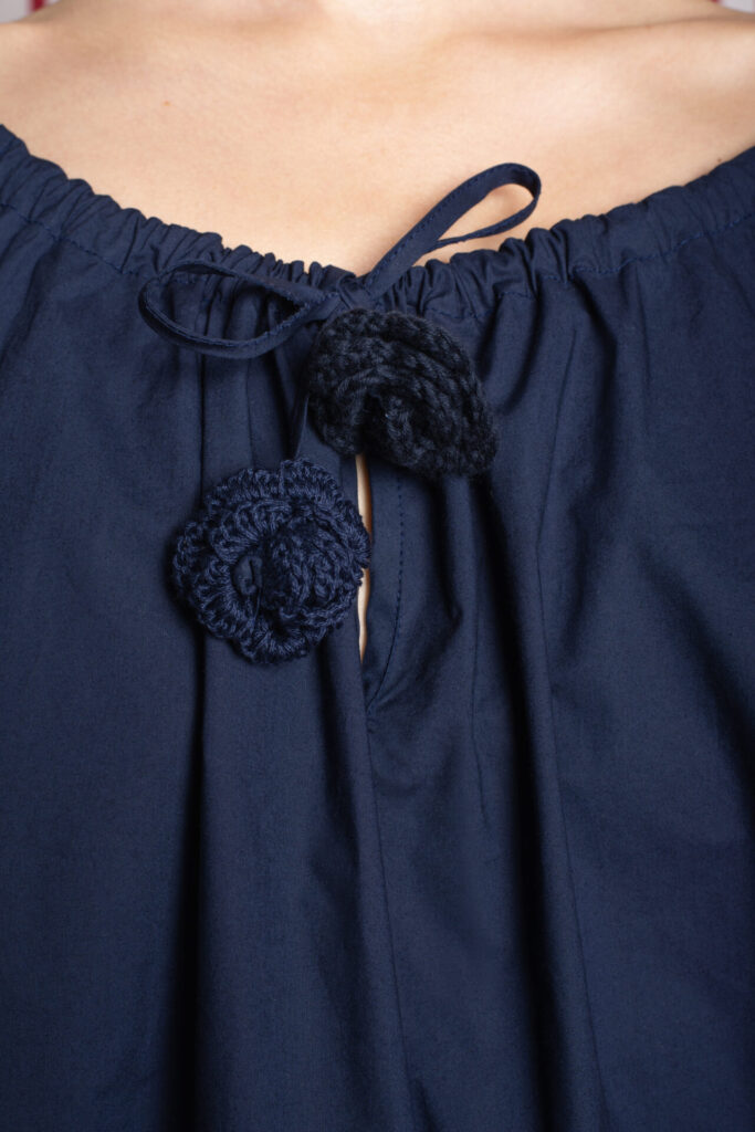 rubino-gaeta-camiciascollata-arricciata-taffetà-blu-fioricrochet-04