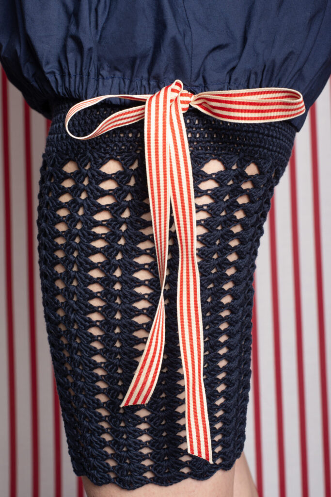 rubino-gaeta-camiciascollata-arricciata-taffetà-blu-fioricrochet-05