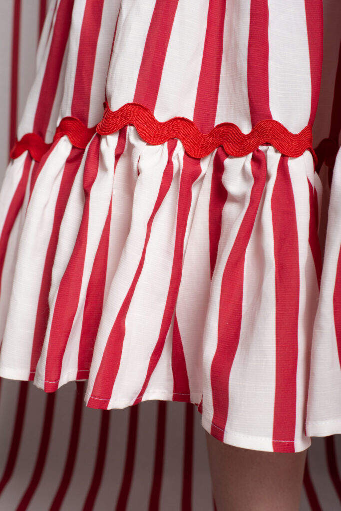 rubino-gaeta-gonna-balzearricciate-telastampata-rossobianco-volant-05