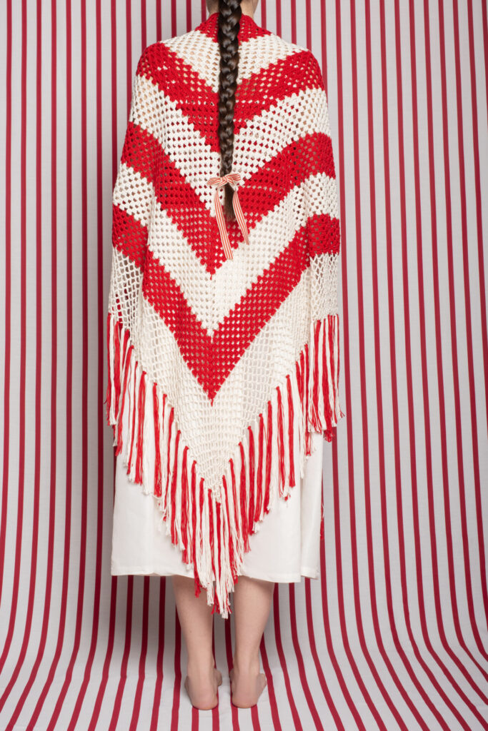 rubino-gaeta-scialle-crochet-righe-rossopanna-03