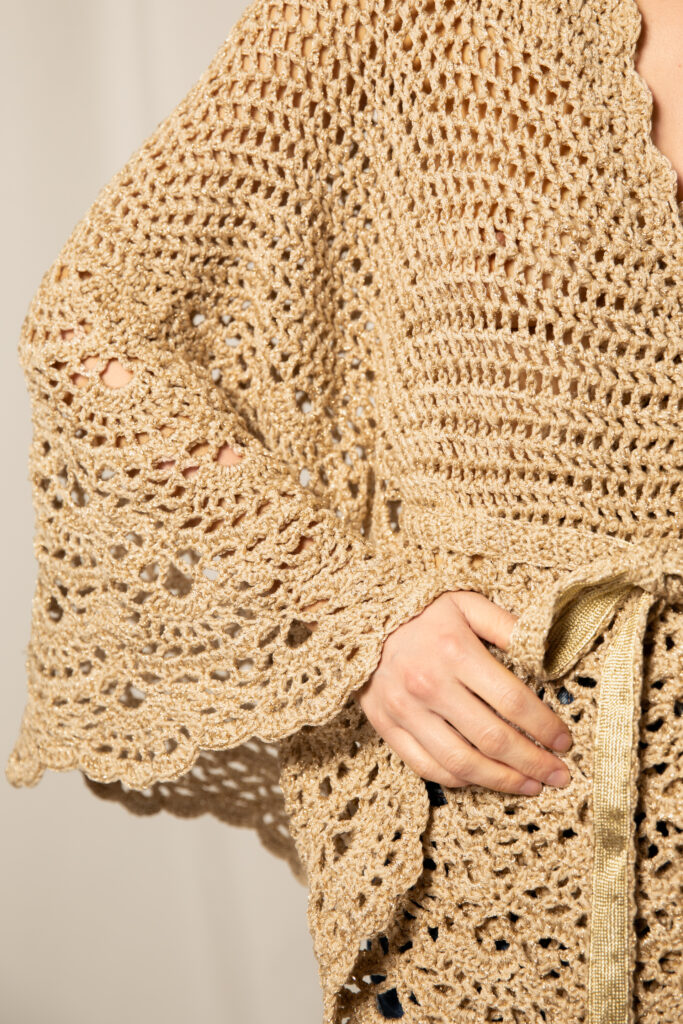 rubino-gaeta-cappettacrochet-puntoalto-puntorete-puntopizzo-lanamerino-lurex-oro-04.jpg