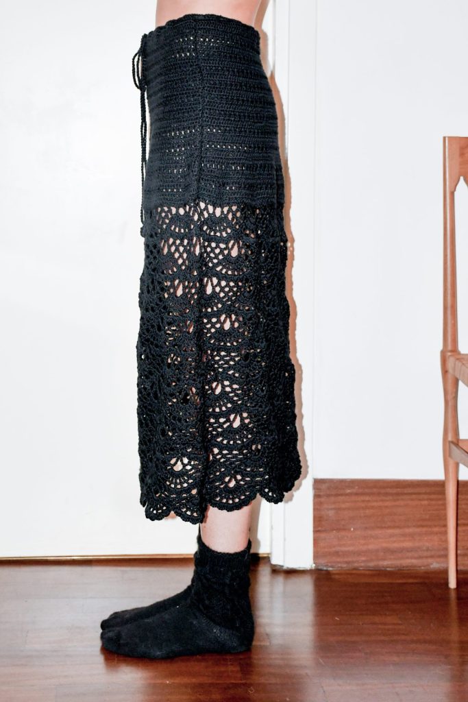 FW24_098-L-rubino-gaeta-gonnacrochet-lana-pizzo-nera-05