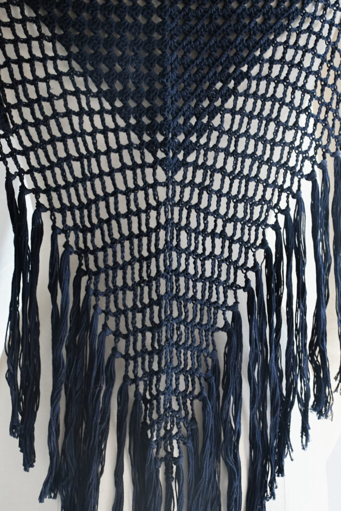 SS25_034-M-rubino-gaeta-scialle-crochet-blu-03