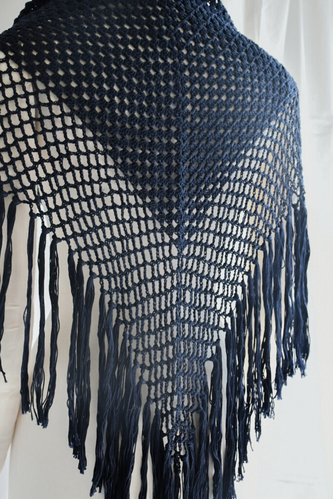 SS25_034-M-rubino-gaeta-scialle-crochet-blu-04