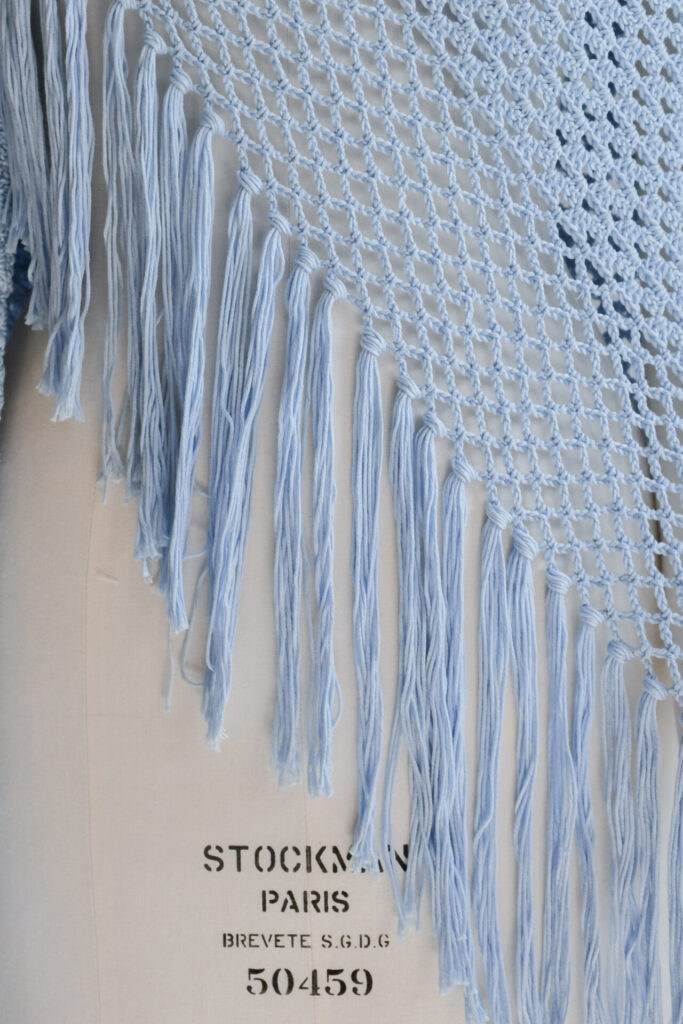 SS25_034-N-rubino-gaeta-scialle-crochet-azzurro-04