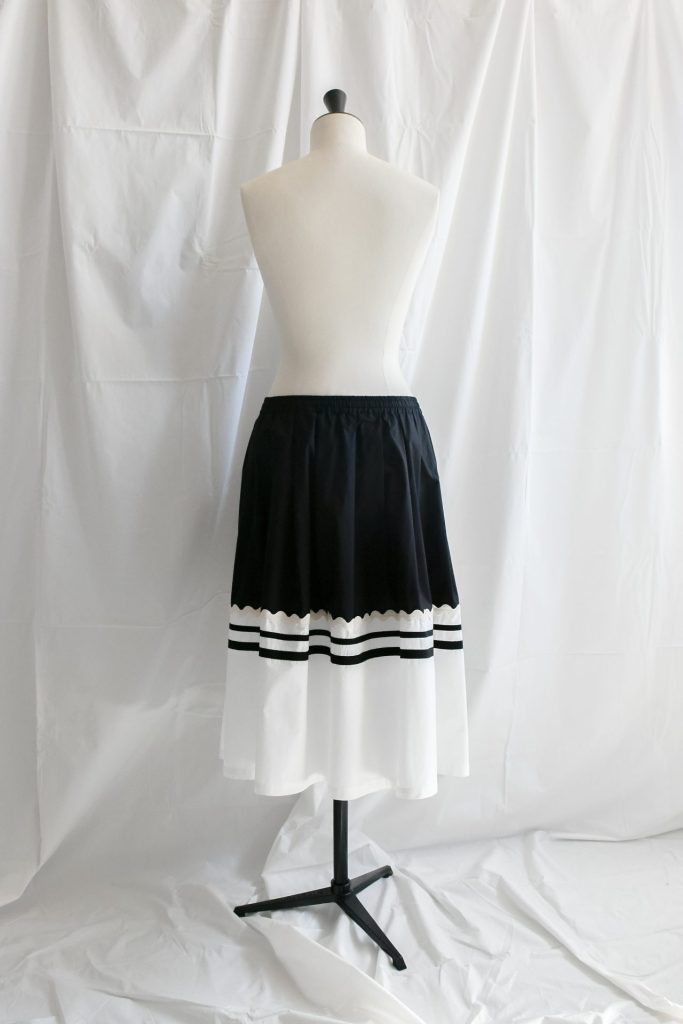 SS25_075-F-rubino-gaeta-gonna-pieghe-neropanna-passamanerie-03