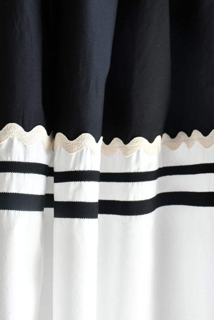 SS25_075-F-rubino-gaeta-gonna-pieghe-neropanna-passamanerie-05