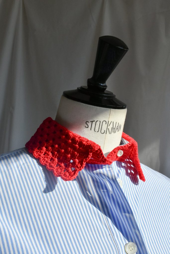 SS25_110-B-rubino-gaeta-camicia-pulcinella-righe-azzurre-collo-rosso-03