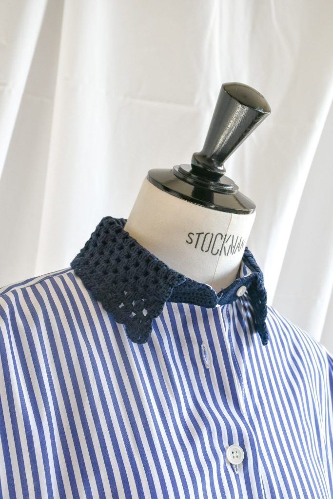 SS25_110-E-rubino-gaeta-camicia-pulcinella-righe-blu-collo-blu-03