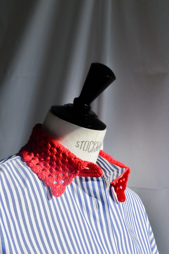 SS25_110-G-rubino-gaeta-camicia-pulcinella-righe-blu-collo-rosso-03