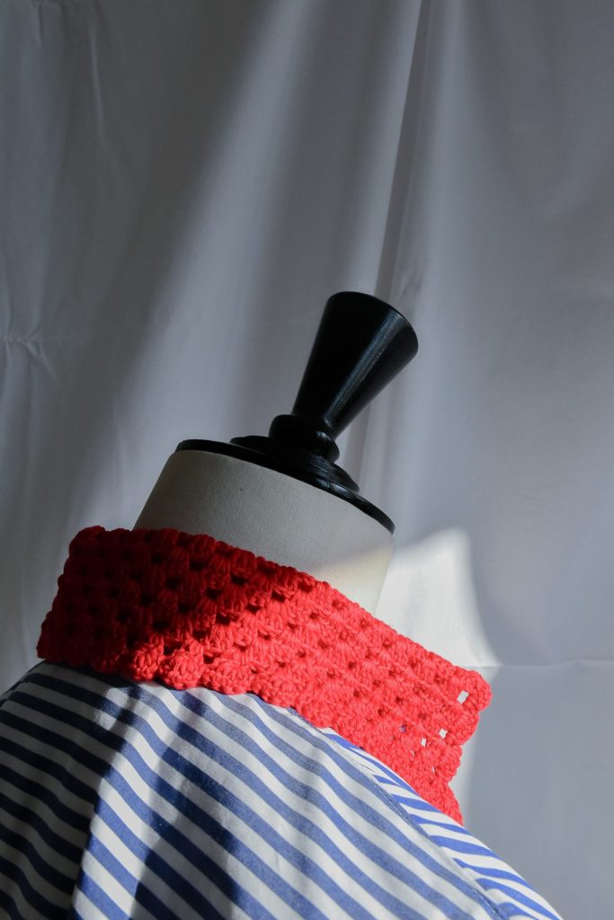 SS25_110-G-rubino-gaeta-camicia-pulcinella-righe-blu-collo-rosso-04