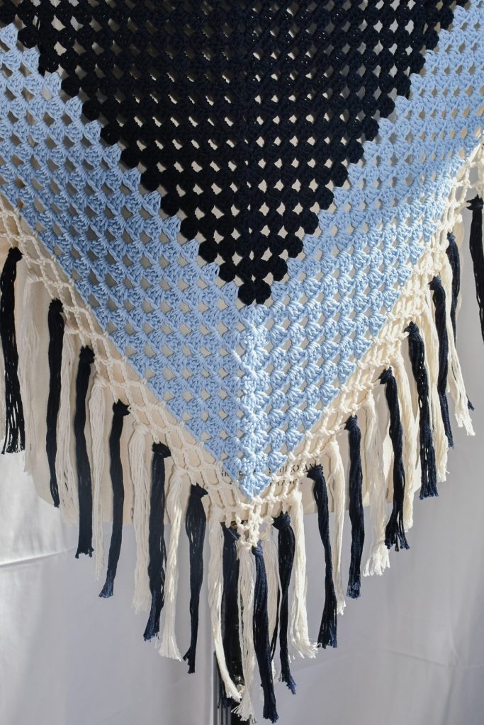 SS25_114-A-rubino-gaeta-sciallepiccolo-crochet-bluazzurropanna-03