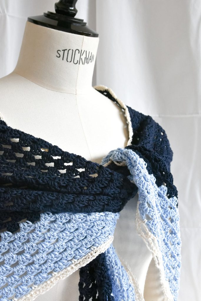 SS25_114-A-rubino-gaeta-sciallepiccolo-crochet-bluazzurropanna-04