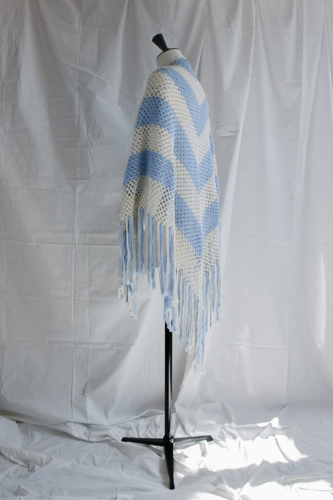 SS25_034-H-rubino-gaeta-scialle-crochet-azzurropanna-03