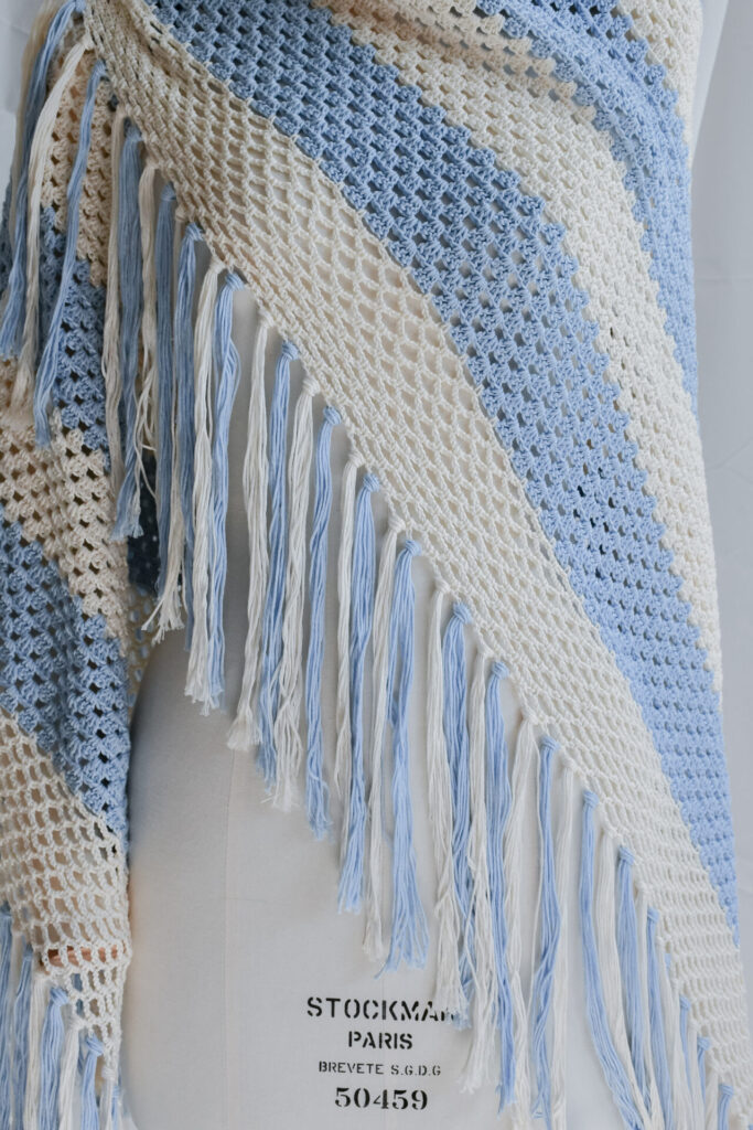 SS25_034-H-rubino-gaeta-scialle-crochet-azzurropanna-04