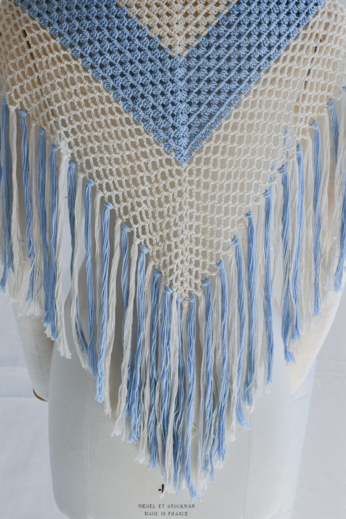 SS25_034-H-rubino-gaeta-scialle-crochet-azzurropanna-05